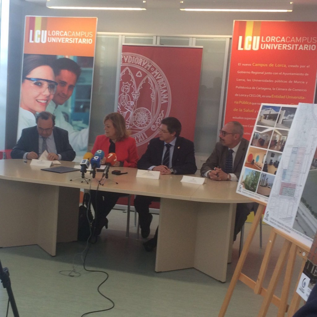 Firma para la creación del Centro de Día para personas mayores del Campus de Lorca 